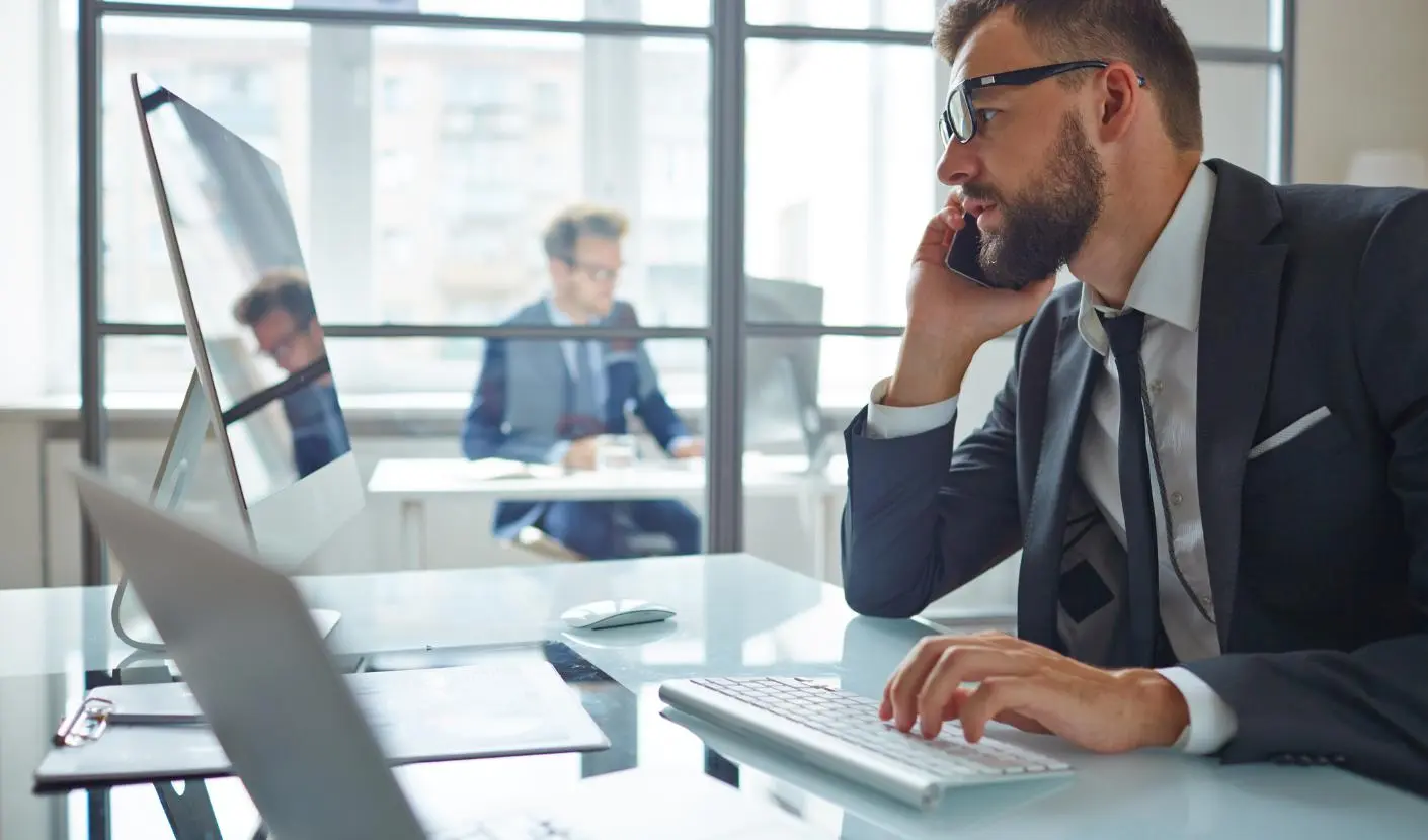 Bureau Engineering consulenza ingegneristica - background man in front of a monitor with the phone.